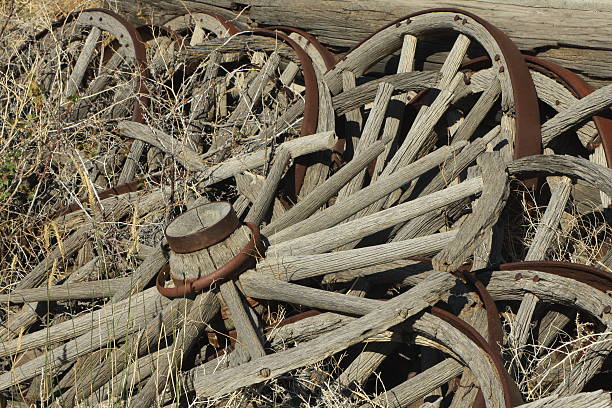 旧ワゴン車 - wooden hub ストックフォトと画像