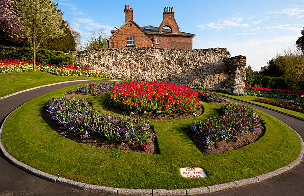 istock English gardens 2 147021250