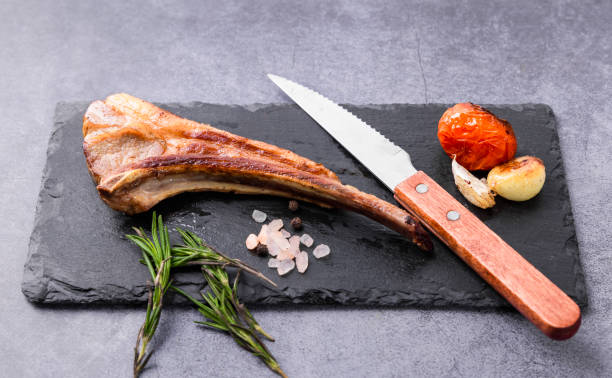 신선한 진미 토마 호크 양고기 볶음 - rack of lamb chop cutlet rosemary 뉴스 사진 이미지