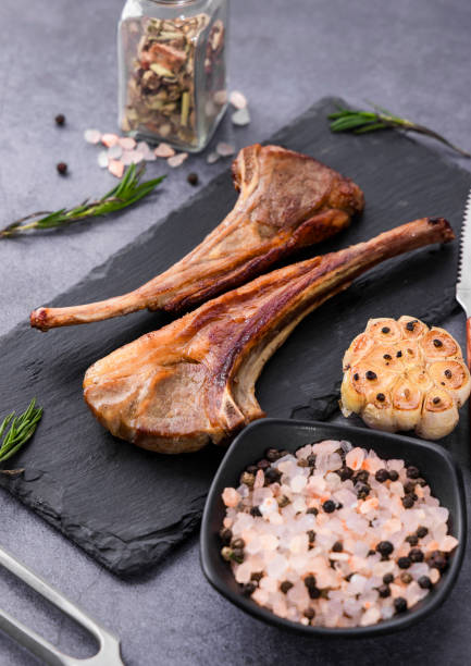 신선한 진미 토마 호크 양고기 볶음 - rack of lamb chop cutlet rosemary 뉴스 사진 이미지