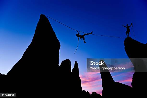 Equipe De Alpinistas O Cume - Fotografias de stock e mais imagens de Montanhismo - Montanhismo, Trabalho de Equipa, Adversidade