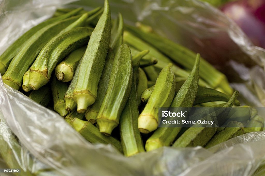 Gombo in un mercato locale - Foto stock royalty-free di Bananina