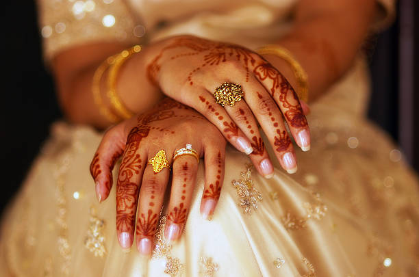 henné les mains - henna tattoo tattoo indian culture wedding photos et images de collection