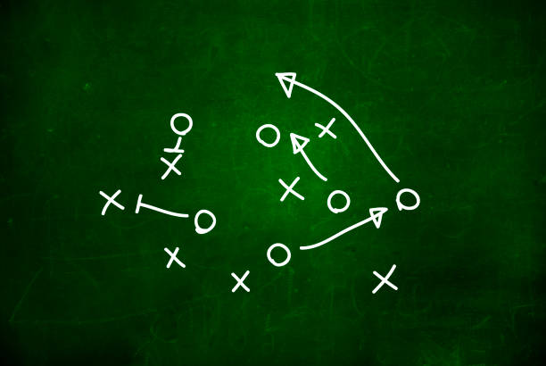 strategia di gioco del calcio disegnata su una lavagna di gesso. - american football football blackboard play foto e immagini stock