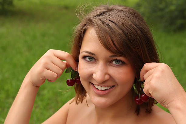 Menina com cerejas - fotografia de stock