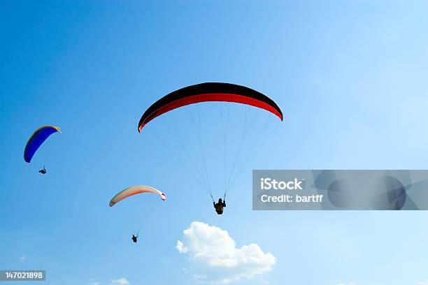 Paralotnie - zdjęcia stockowe i więcej obrazów Paralotniarstwo - Paralotniarstwo, Bezchmurne niebo, Fotografika