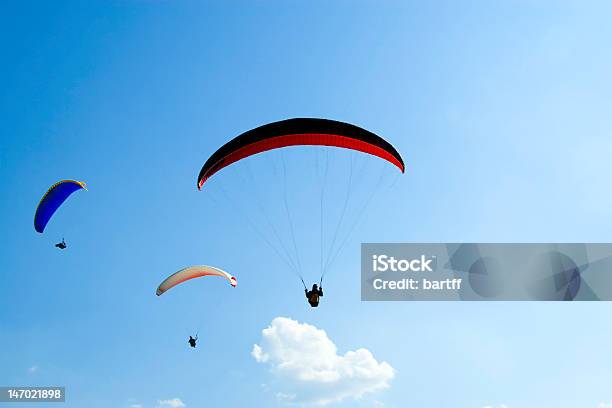 Foto de Parapentes e mais fotos de stock de Paraglider - Paraglider, Acima, Aventura