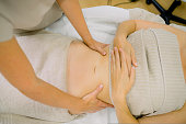 erntemasseurin-massiert-den-bauch-der-frau.jpg?b=1&s=170x170&k=20&c=pDZo2qYH11FkA9yOEQYMeWQIinQn8bP1aO1iI6OjEHU=