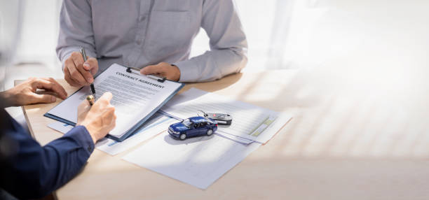 자동차 보험 문서 또는 리스 개념 자동차 중개인이 고객을 지원하고 자동차 연락처의 세부 사항을 설명합니다. 자동차 키 구매 또는 판매 서명 . - key sold buying contract 뉴스 사진 이미지
