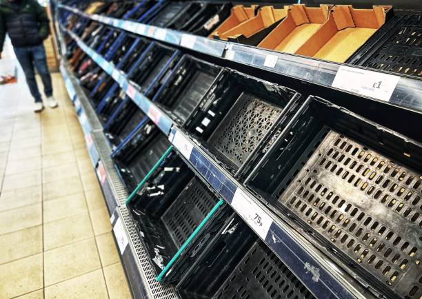 puste półki w alejce warzywnej supermarketu - 4396 zdjęcia i obrazy z banku zdjęć