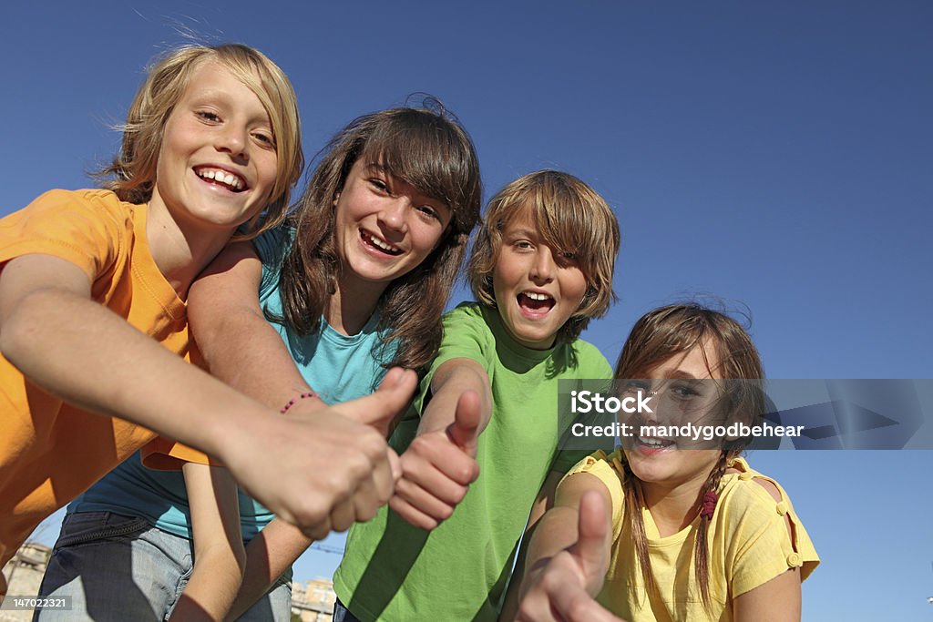 Gruppo di bambini con pollice in alto - Foto stock royalty-free di Campo estivo