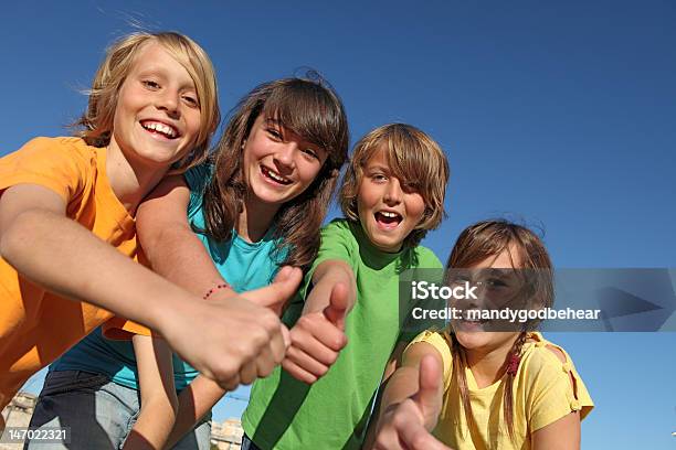 Gruppo Di Bambini Con Pollice In Alto - Fotografie stock e altre immagini di Campo estivo - Campo estivo, Bambino, Pollice in su