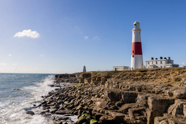 blue skies circonda portland bill light house - isle of portland foto e immagini stock