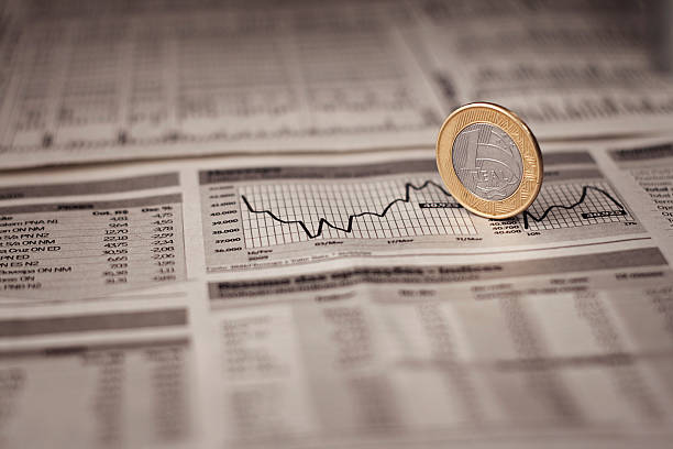 economia brasiliana reale con la valuta locale - home finances recession newspaper finance foto e immagini stock