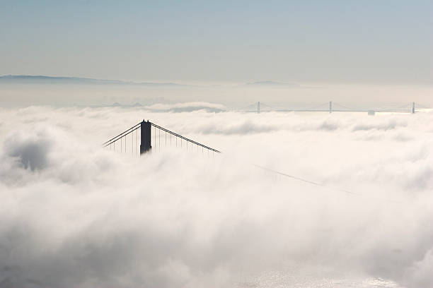 nevoeiro pontes - golden gate bridge nature vacations fog - fotografias e filmes do acervo