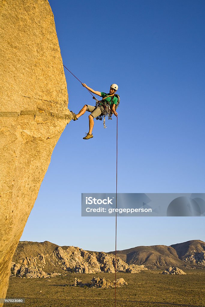 Rock climber rápel. - Foto de stock de Moverse hacia arriba libre de derechos