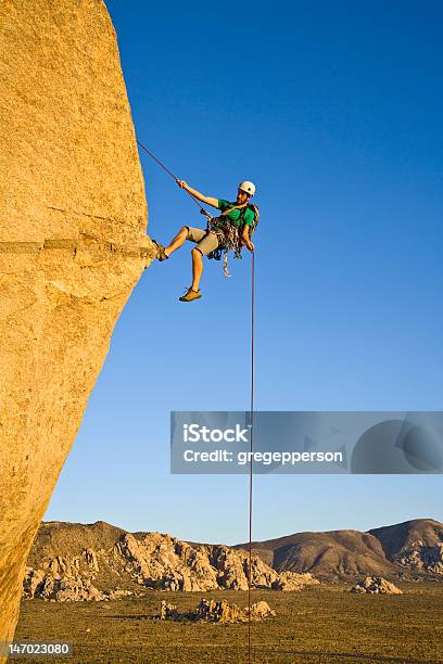Rock Climber Rápel Foto de stock y más banco de imágenes de Moverse hacia arriba - Moverse hacia arriba, Movimiento hacia abajo, Escalada en roca
