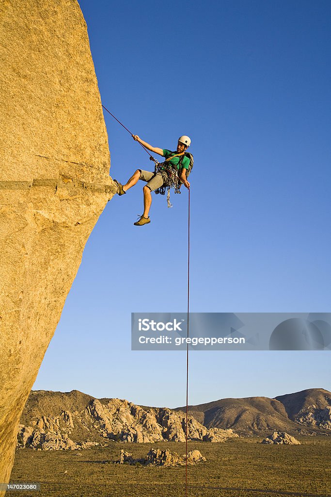 Rock wspinacz Abseiling. - Zbiór zdjęć royalty-free (Poruszać się w dół)