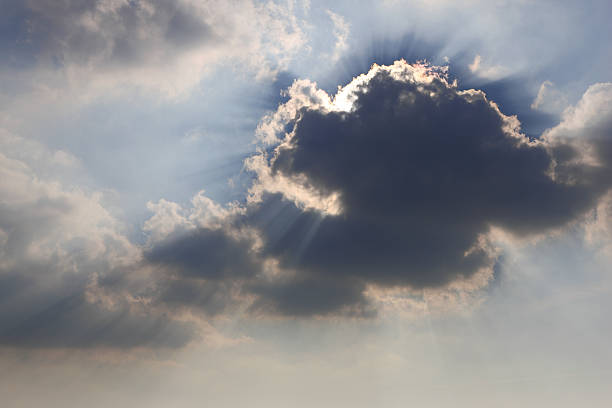 céu dramático - every cloud has a silver lining imagens e fotografias de stock