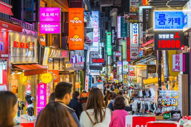 seúl multitudes calles comerciales peatonales myeongdong ciudad vida nocturna corea - corea del sur fotografías e imágenes de stock