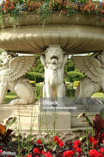 Lwy Rzeźby W Języku Angielskim Garden - zdjęcia stockowe i więcej obrazów Ogród ozdobny - Ogród ozdobny, Architektura, Czerwony