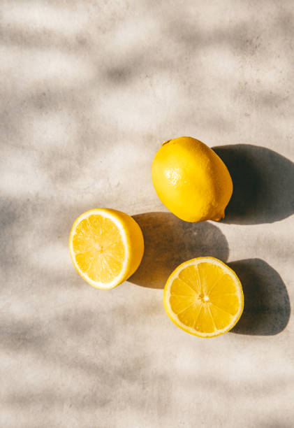 fresh lemons citrus fruit in warm sunlight - food styling imagens e fotografias de stock