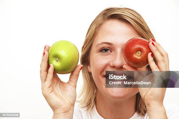 Frau Lächelnd Mit Einem Roten Und Grünen Apfel Stockfoto und mehr Bilder von Apfel - Apfel, Apfelsorte Golden Delicious, Apfelsorte Granny Smith