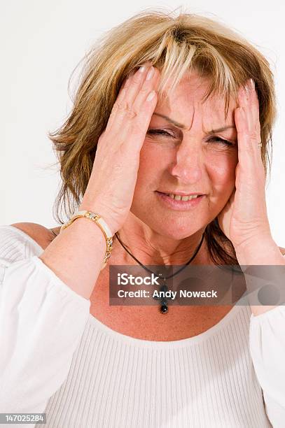 Frau Mit Kopfschmerzen Stockfoto und mehr Bilder von 50-54 Jahre - 50-54 Jahre, Blick in die Kamera, Eine Frau allein