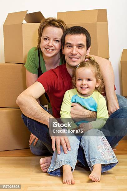 Foto de Família Feliz Sentada No Chão Em e mais fotos de stock de 30 Anos - 30 Anos, Adulto, Adulto de idade mediana