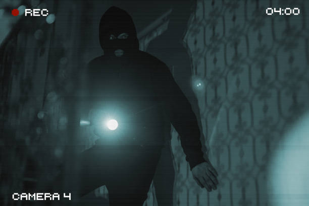 the thief breaks into the house. view through a security camera. - inbreker fotos stockfoto's en -beelden
