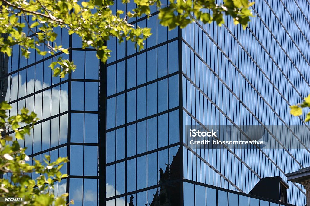 Riflesso nella costruzione di windows - Foto stock royalty-free di Edificio adibito a uffici