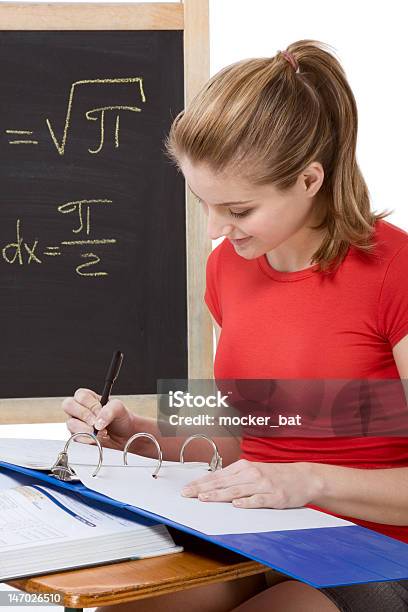 Europäischer Abstammung Schulkindnur Mädchen Mit Schreibtisch Akademisches Lernen Mathematik Prüfung Stockfoto und mehr Bilder von 16-17 Jahre