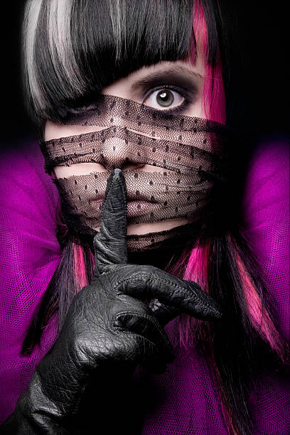 gotico emo bellezza principessa con il trucco scuro - fashion gothic style lace women foto e immagini stock