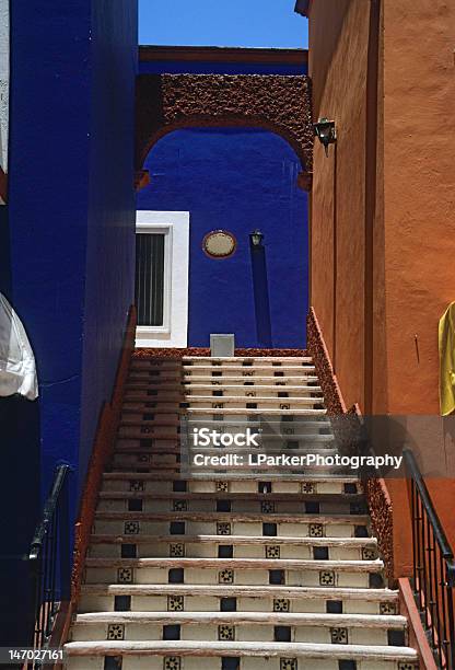 파란색 및 주황색 스투코 계단을 건축물에 대한 스톡 사진 및 기타 이미지 - 건축물, 다중 색상, 밝은 색상