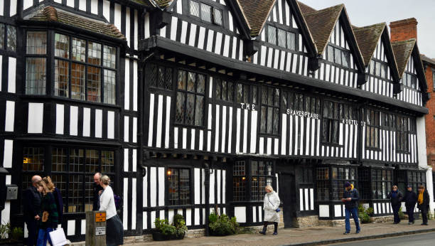 o mercure shakespeare hotel stratford upon avon - house street shakespeares house tudor style - fotografias e filmes do acervo