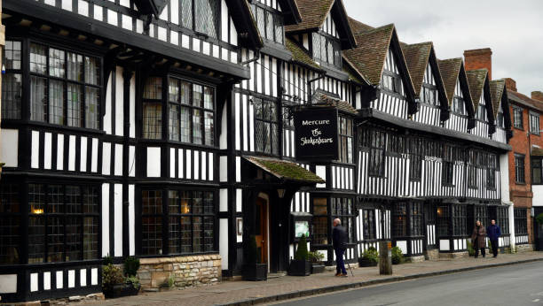 o mercure shakespeare hotel stratford upon avon - house street shakespeares house tudor style - fotografias e filmes do acervo