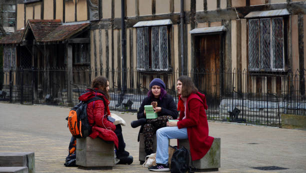 estudantes conversam do lado de fora da casa de william shakespeare em stratford upon avon - house street shakespeares house tudor style - fotografias e filmes do acervo