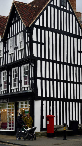 stratford upon avon, uma cidade com significado histórico - house street shakespeares house tudor style - fotografias e filmes do acervo