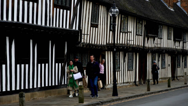 シェイクスピアの教室とギルドホール、ストラトフォードアポンエイボン - house street shakespeares house tudor style ストックフォトと画像