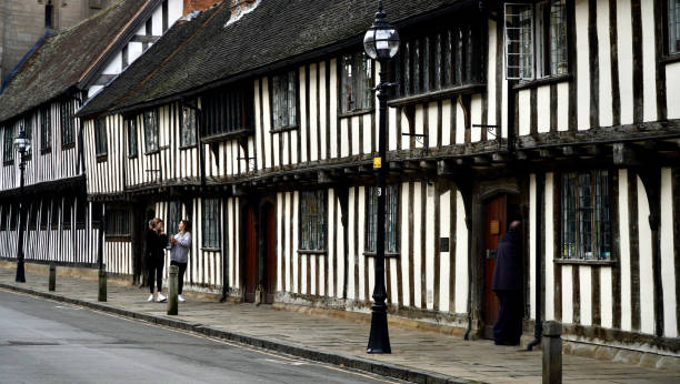 シェイクスピアの教室とギルドホール、ストラトフォードアポンエイボン - house street shakespeares house tudor style ストックフォトと画像