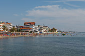 paralia-griechenland-10-september-2018-strandszene-menschen-die-schwimmen-und-sonnenbaden-an.jpg?b=1&s=170x170&k=20&c=hIxRv2LV2mBA5fK2i9k5ILLNRQhToR-i3okA4Xjc3g0=