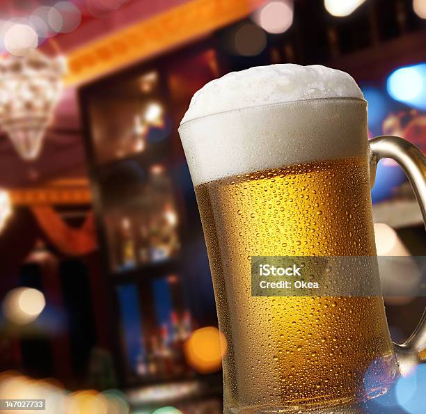 Cerveja No Bar Balcão - Fotografias de stock e mais imagens de Bar - Local de entretenimento - Bar - Local de entretenimento, Bebida Alcoólica, Bebida com espuma