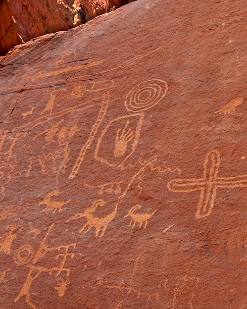 petroglyphs - cave painting prehistoric art north american tribal culture nevada zdjęcia i obrazy z banku zdjęć