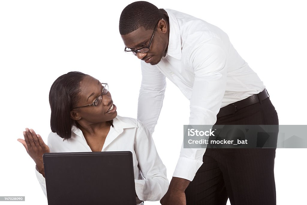 couple étudiant afro-américain par ordinateur portable - Photo de D'origine africaine libre de droits