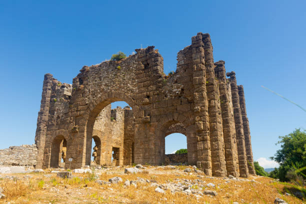 ruinas de la basílica bizantina en la cima de la colina de aspendos. aspendos - serik fotografías e imágenes de stock