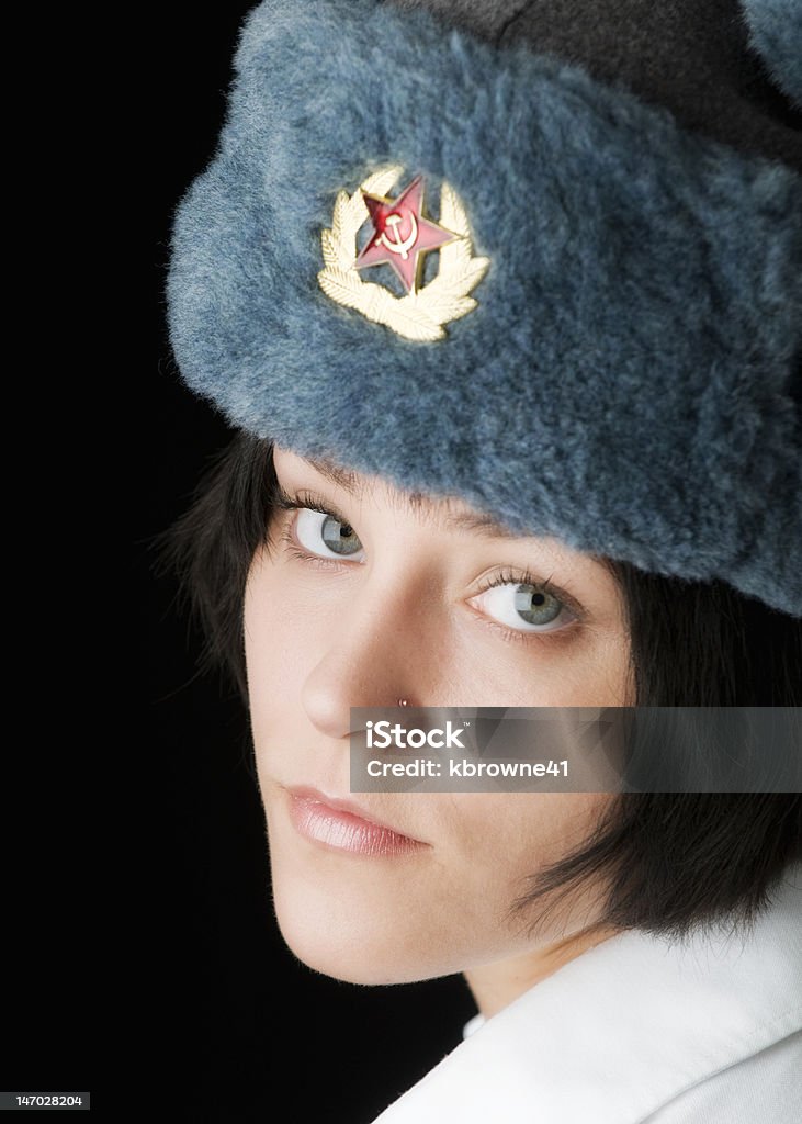 Piękne brunette kobieta w rosyjski Uszanka kapelusz - Zbiór zdjęć royalty-free (Niebieski)