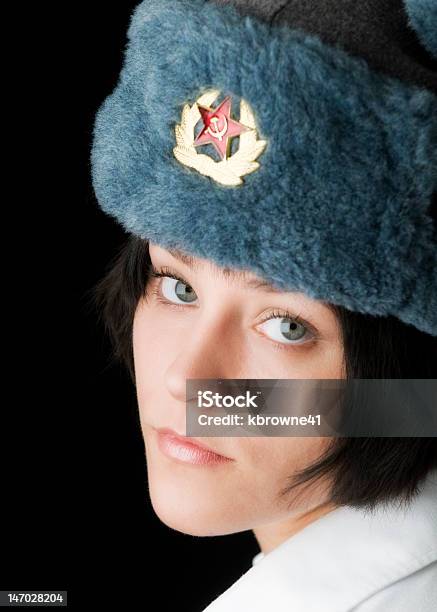 Piękne Brunette Kobieta W Rosyjski Uszanka Kapelusz - zdjęcia stockowe i więcej obrazów Niebieski