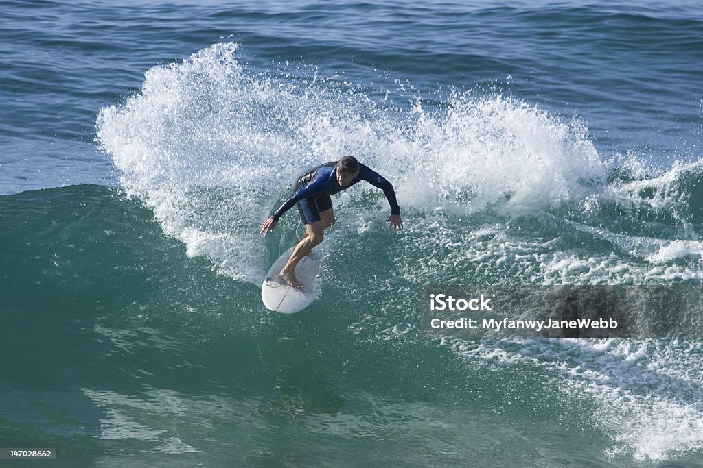 Серфер форсунки волна - Стоковые фото Сёрфинг роялти-фри