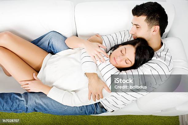 Junges Paar Auf Dem Sofa Ausruhen Stockfoto und mehr Bilder von Attraktive Frau - Attraktive Frau, Einfaches Leben, Einwanderer