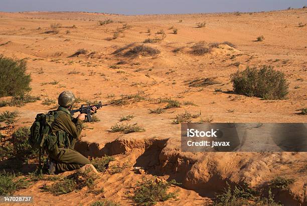 Photo libre de droit de Soldats Israéliens Dans Un Désert Dexercice banque d'images et plus d'images libres de droit de Métier de l'armée - Métier de l'armée, Guerre, Israël